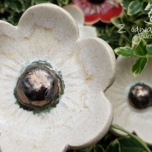 Ceramiczny kremowy kwiat rozmiar M