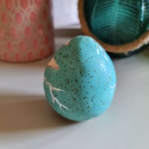 Ceramiczna pisanka z królikiem ” Pisanka- niespodzianka turkusowy mat”