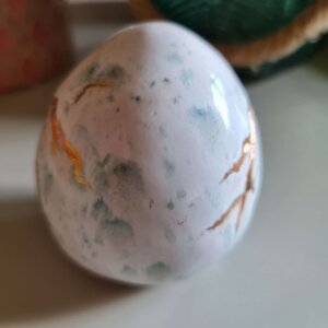 Ceramiczna pisanka z królikiem ” Pisanka- niespodzianka biało miętowa”