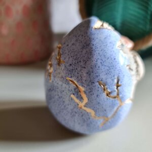 Ceramiczna pisanka z królikiem ” Pisanka- niespodzianka błękitna”