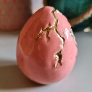 Ceramiczna pisanka z królikiem ” Pisanka- niespodzianka budyniowy róż”