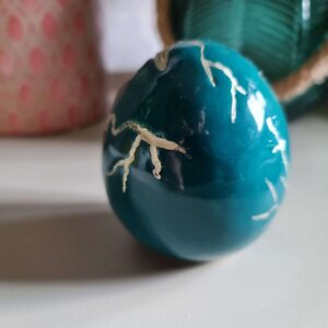Ceramiczna pisanka z królikiem ” Pisanka- niespodzianka ciemna zieleń”